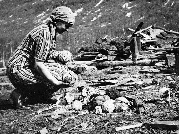 En kvinne i ruinene av sitt hjem etter tyskernes bombing av Narvik. Foto: NTB.